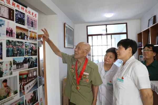 國慶前沈陽京科醫院 慰問全國勞動模范尉鳳英和戰斗英雄金東輝